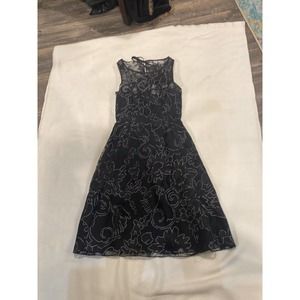 White House Black Market size 00 beautiful lace detailed dress